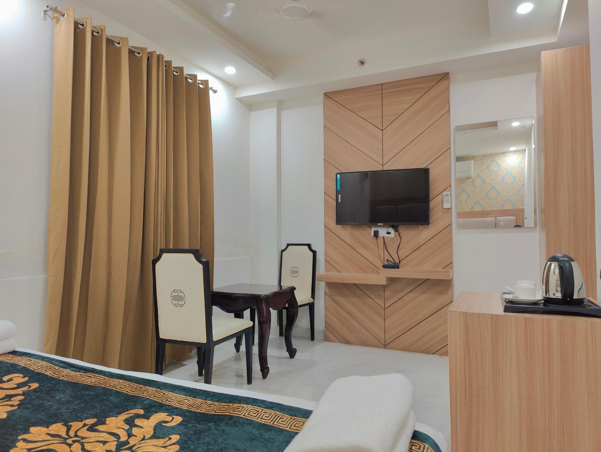 Acomodação com café da manhã  Decent Suites Inn- Mahipalpur, Delhi Airport, Aerocity 4*