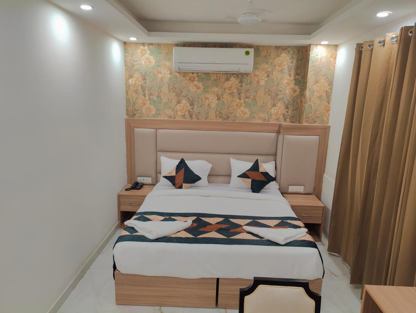 Acomodação com café da manhã  Decent Suites Inn- Mahipalpur, Delhi Airport, Aerocity 4*