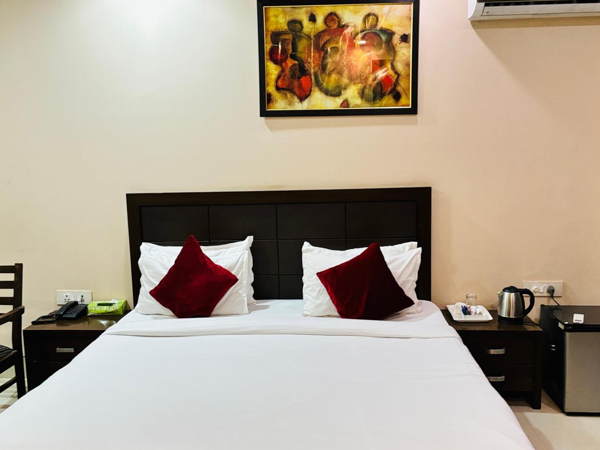 Hotel Hc Grand Near Indraprastha Apollo Hospital 3*
