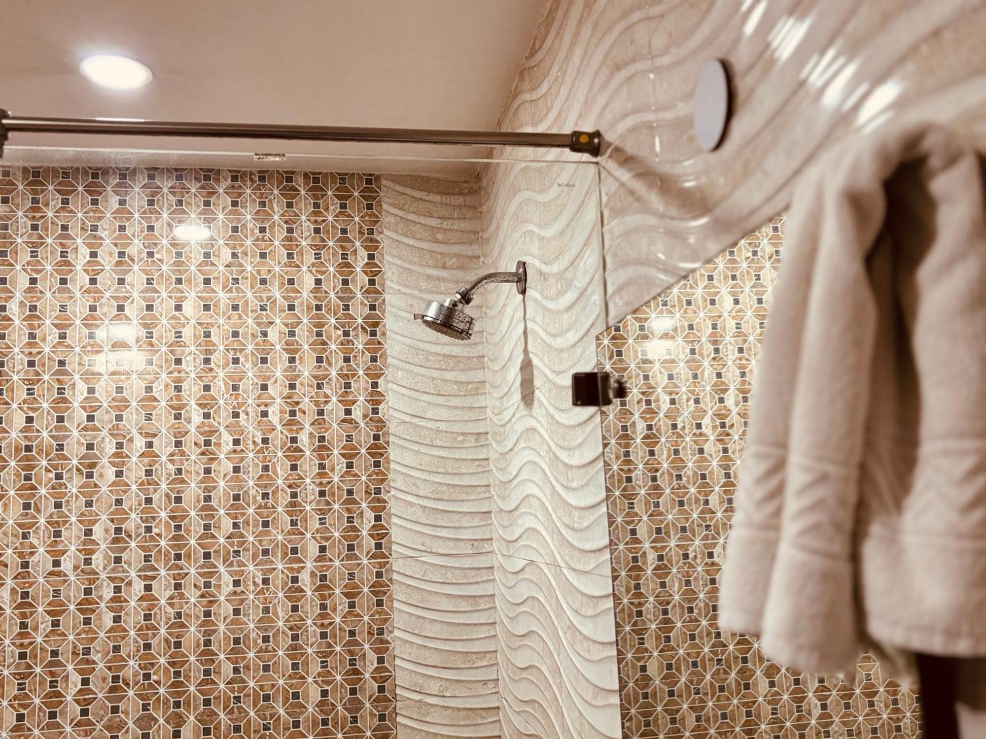 Hotel Hc Grand Near Indraprastha Apollo Hospital