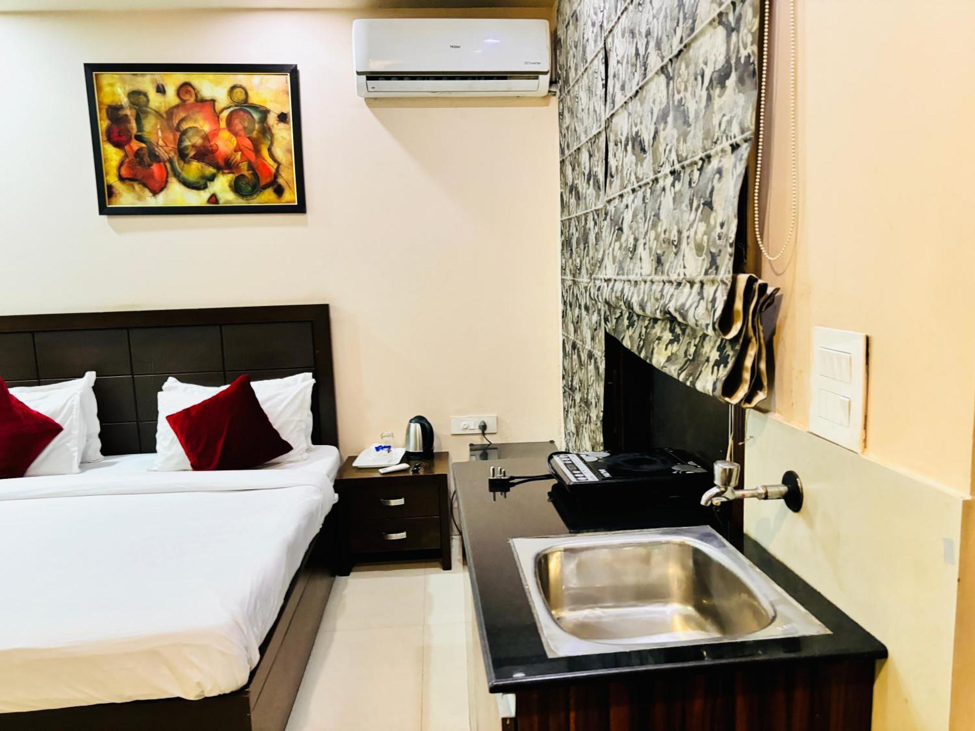 Hotel Hc Grand Near Indraprastha Apollo Hospital 3*
