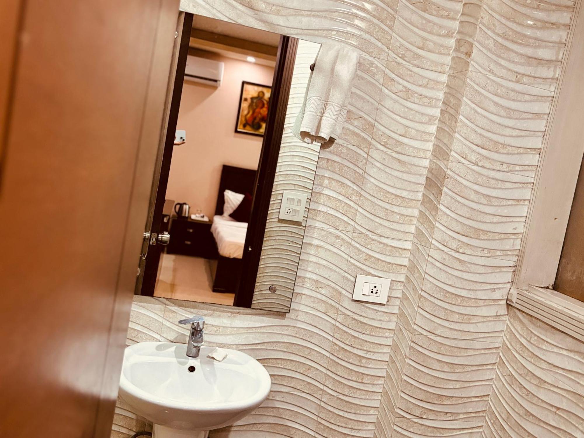 Hotel Hc Grand Near Indraprastha Apollo Hospital Nova Deli