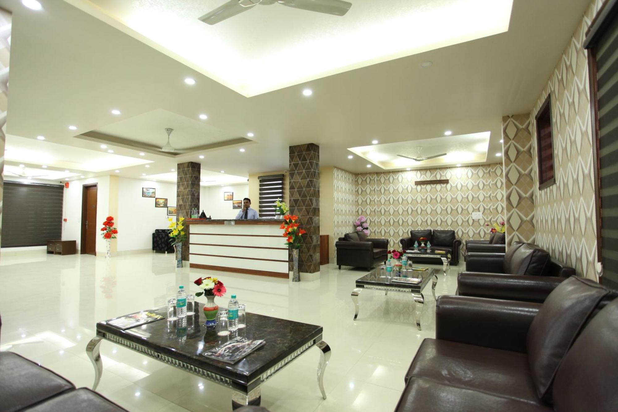 Hotel Hc Grand Near Indraprastha Apollo Hospital 3*