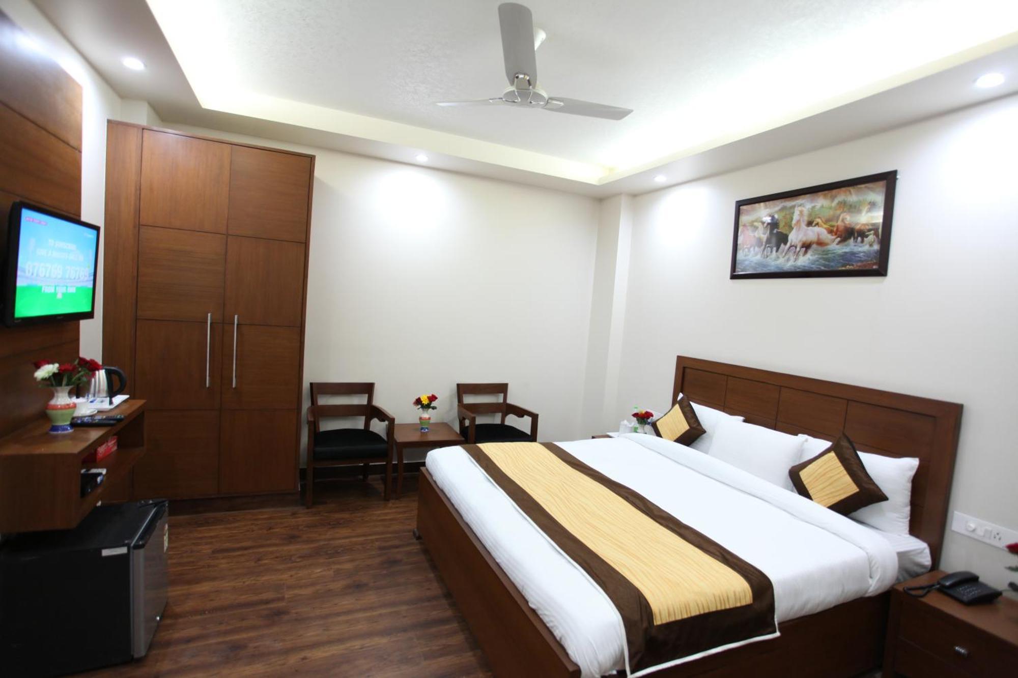 Hotel Hc Grand Near Indraprastha Apollo Hospital 3*