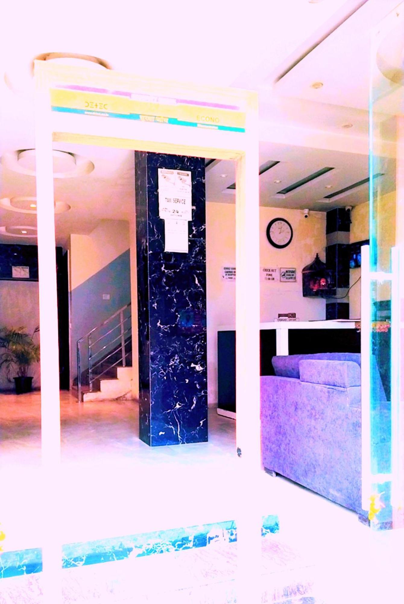 Hotel Aerocity Golden New Delhi