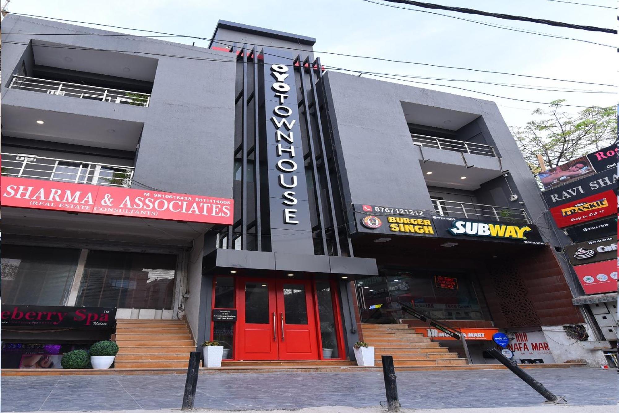 Townhouse Rudra Near Chhatarpur Metro Station 4*