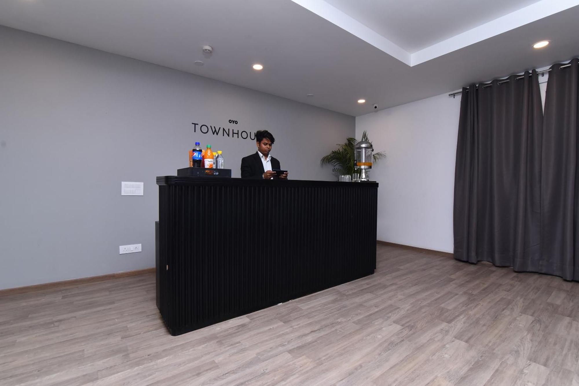Townhouse Rudra Near Chhatarpur Metro Station 4* New Delhi