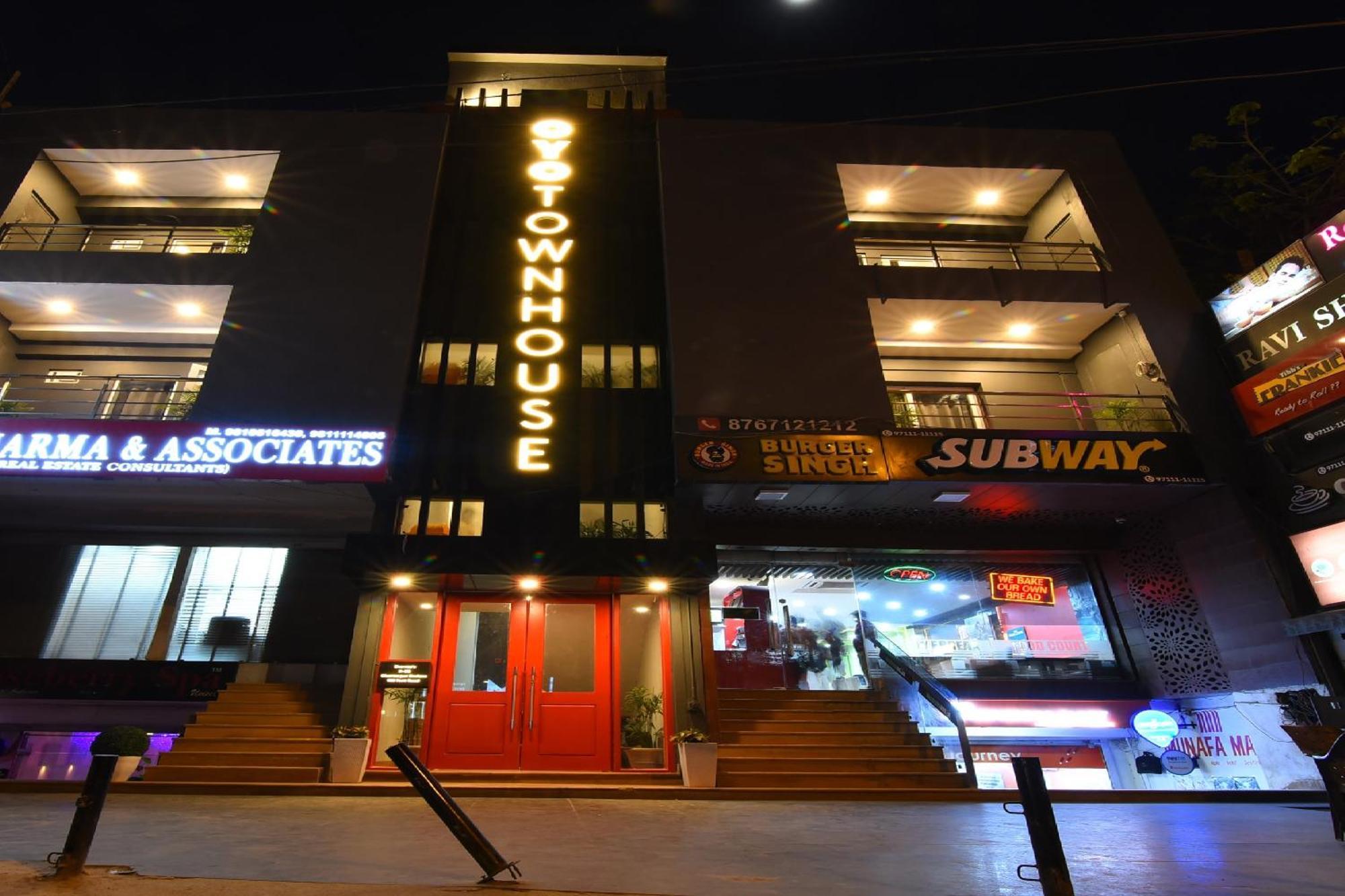Townhouse Rudra Near Chhatarpur Metro Station 4*