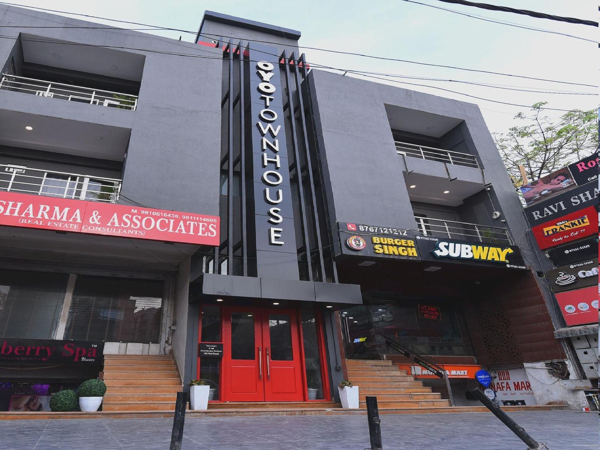 Townhouse Rudra Near Chhatarpur Metro Station 4*