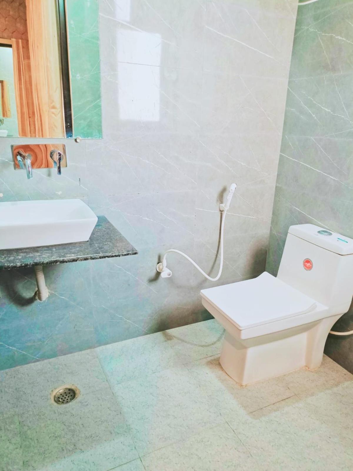 Ambiance Plazaa A Family At- Delhi Airport Hotel 4*