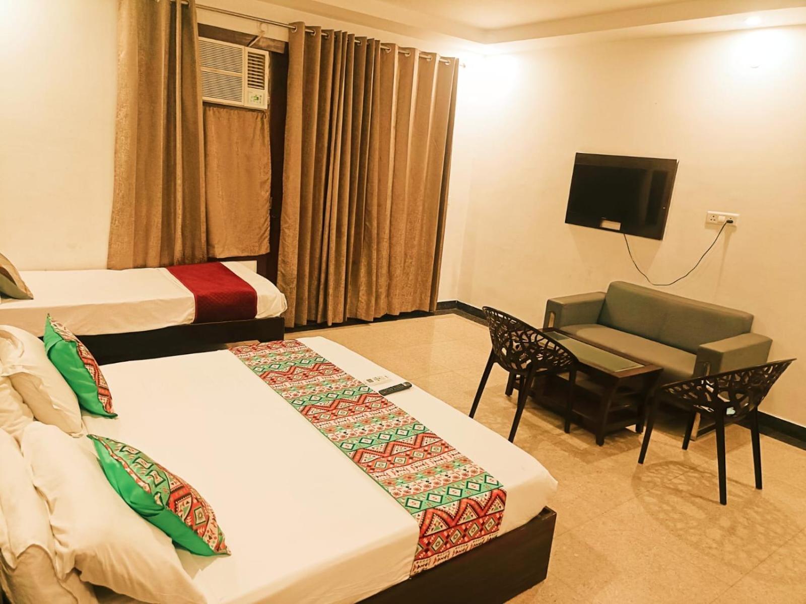 Ambiance Plazaa A Family At- Delhi Airport Hotel 4*