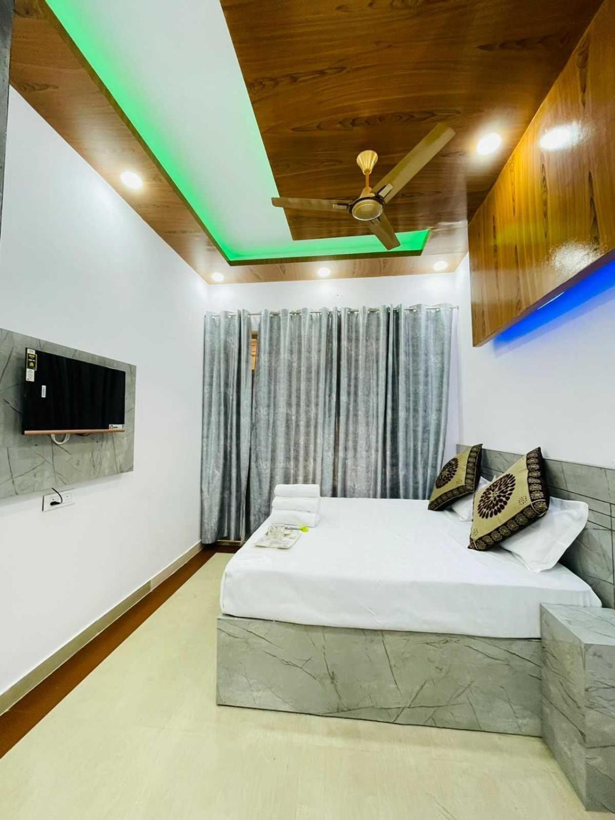 Collection O 81135 Royal New Delhi