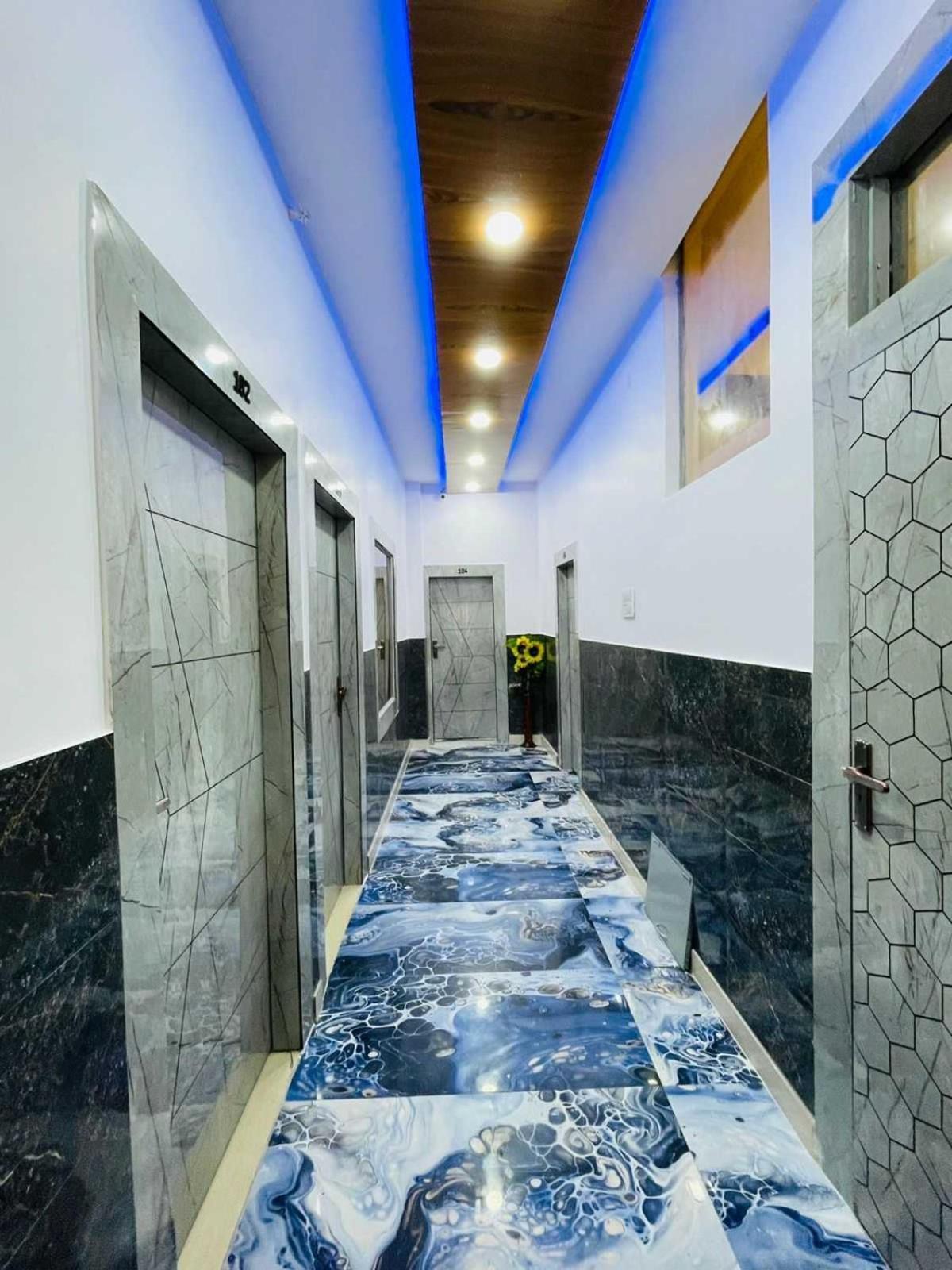Hotel Collection O 81135 Royal