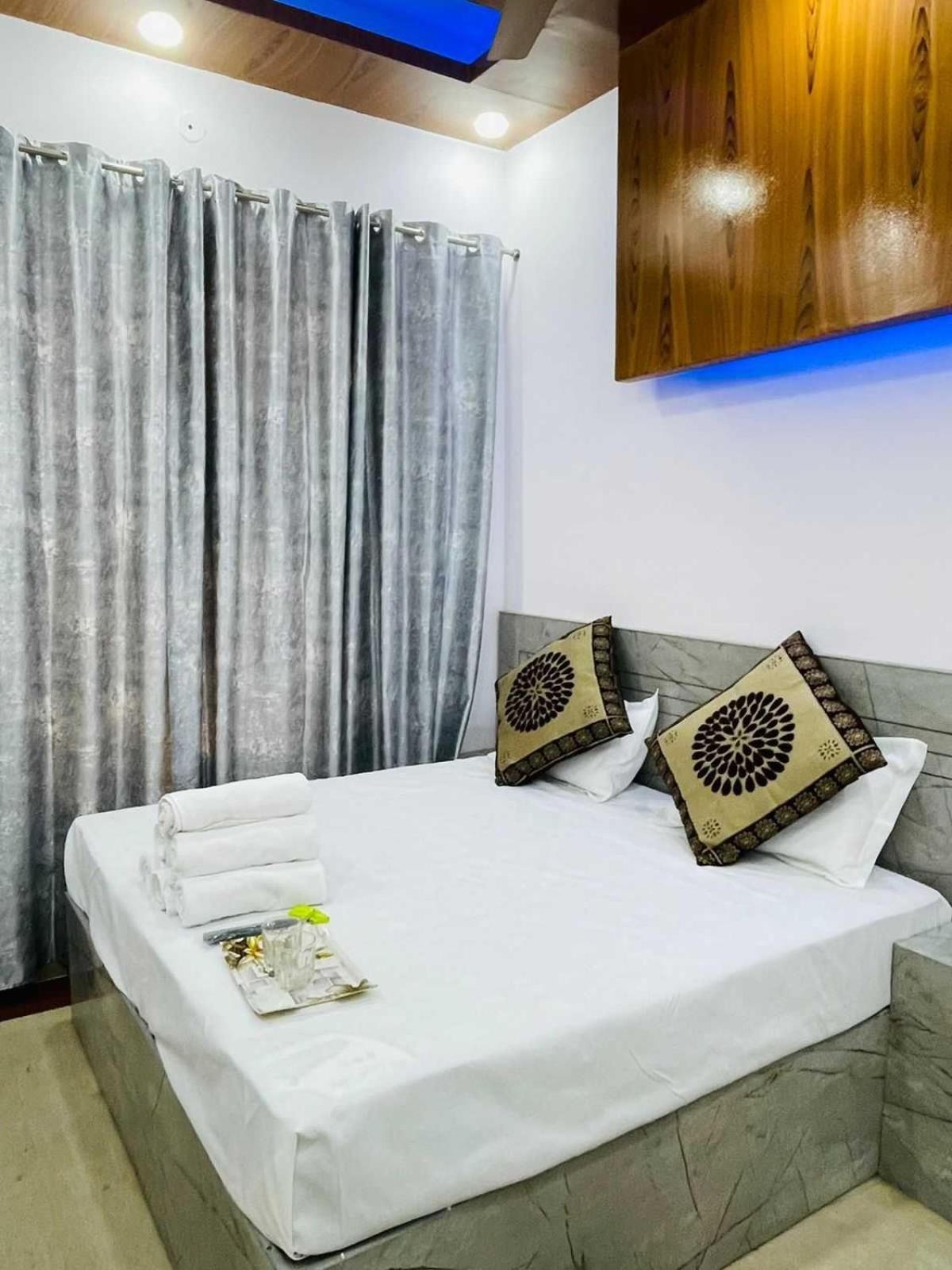 Collection O 81135 Royal Hotel
