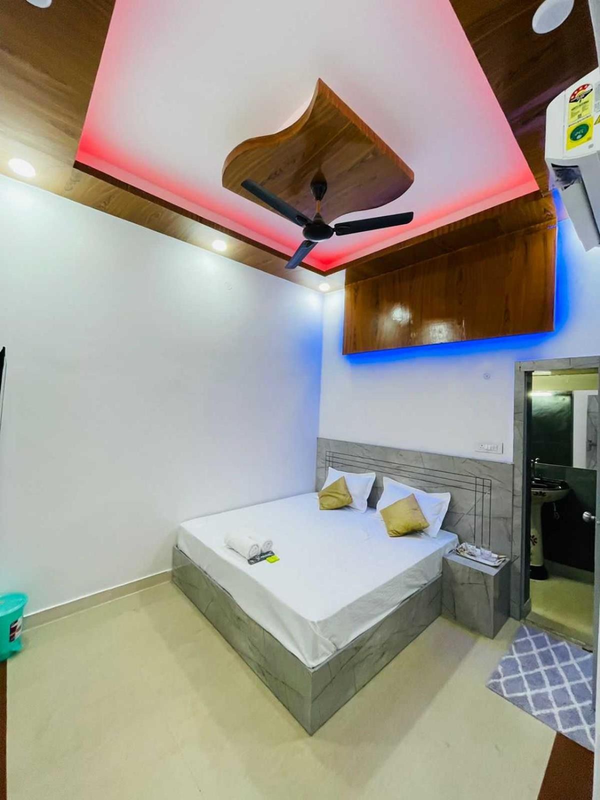 Hotel Collection O 81135 Royal New Delhi