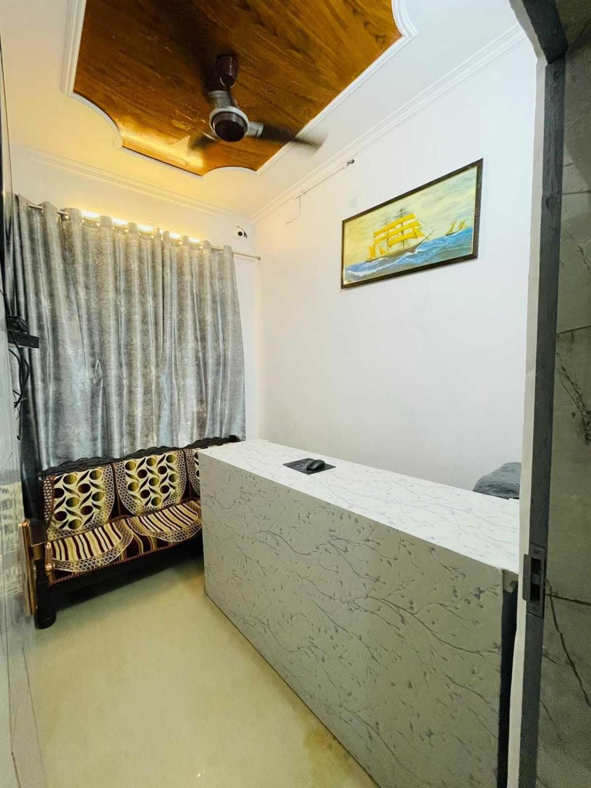 Collection O 81135 Royal New Delhi