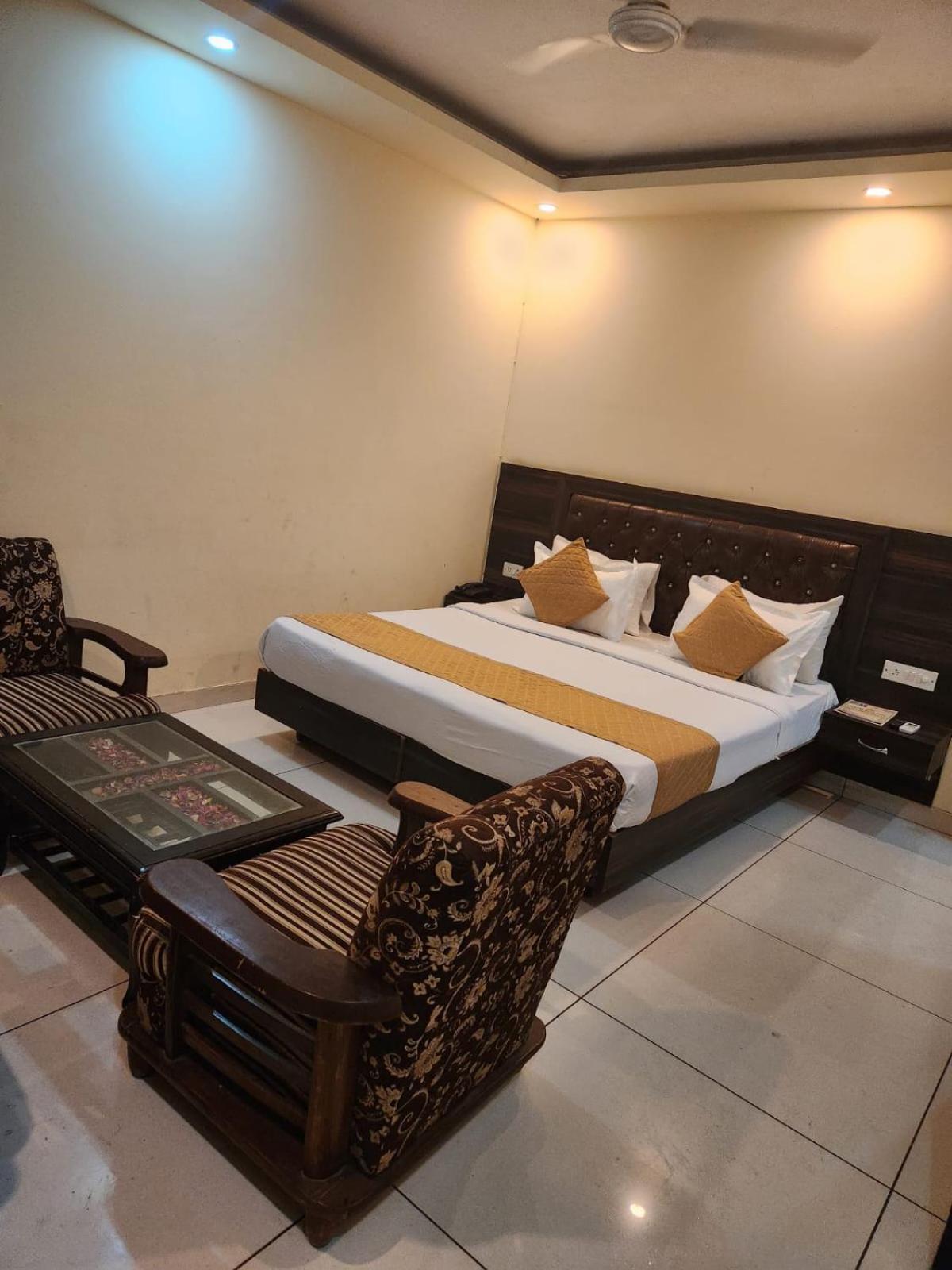 New Cozy Cave New Delhi