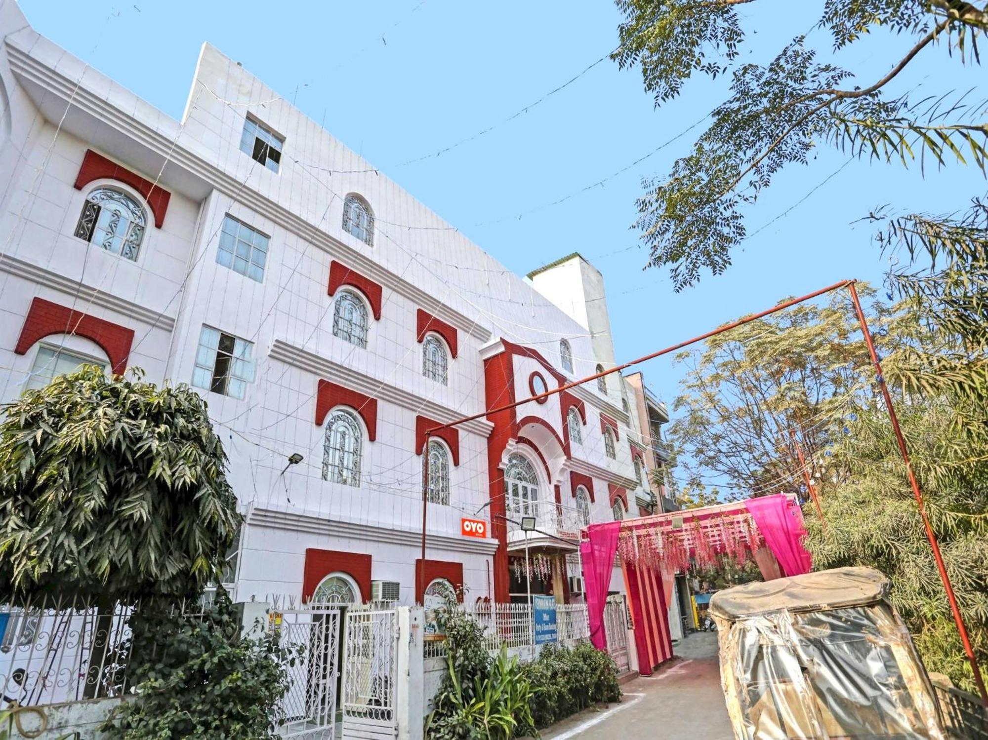 Hotel O Raas Near Near Laxmi Nagar Metro Station 4*