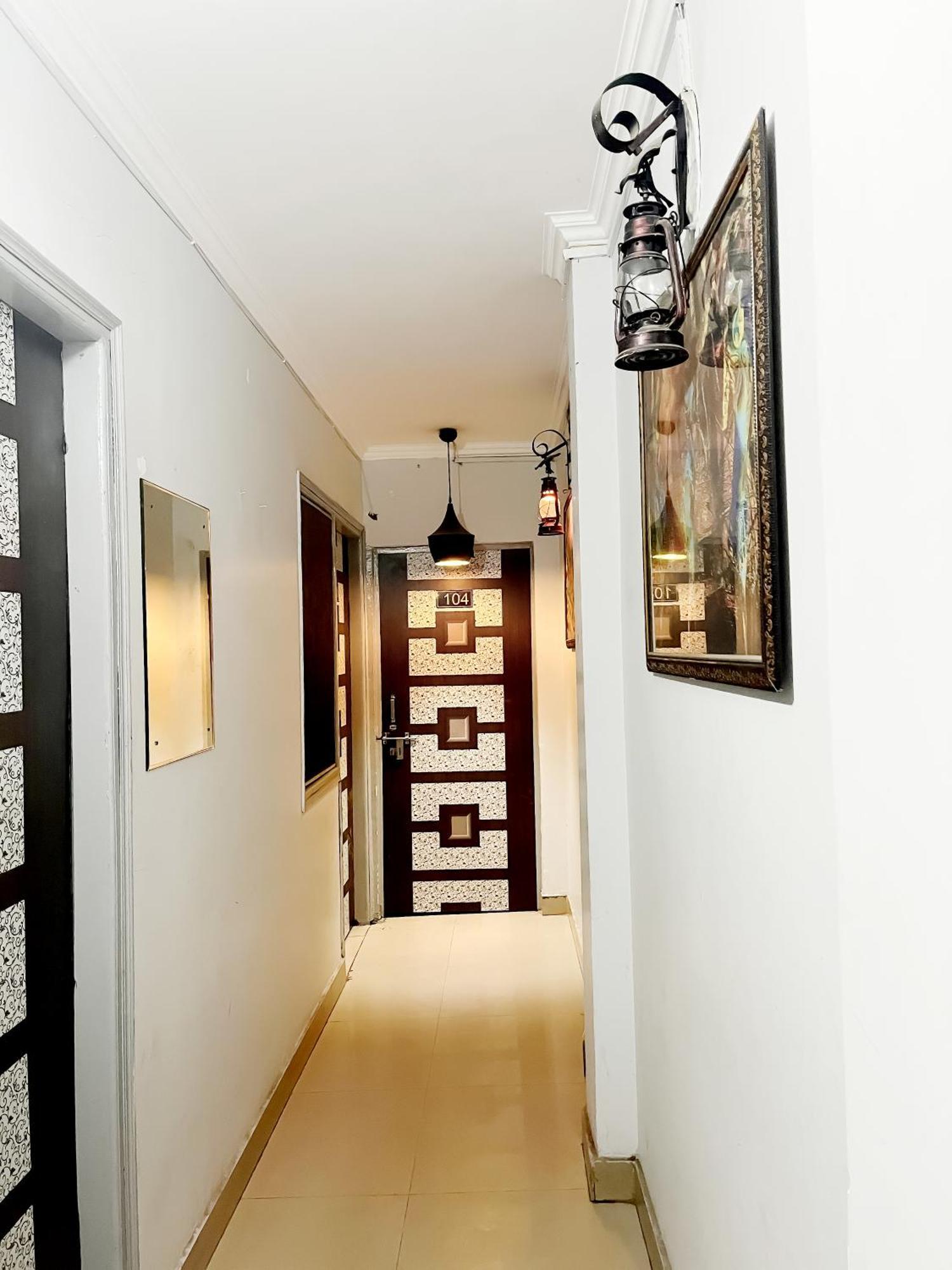 Satya Niketan D 4*