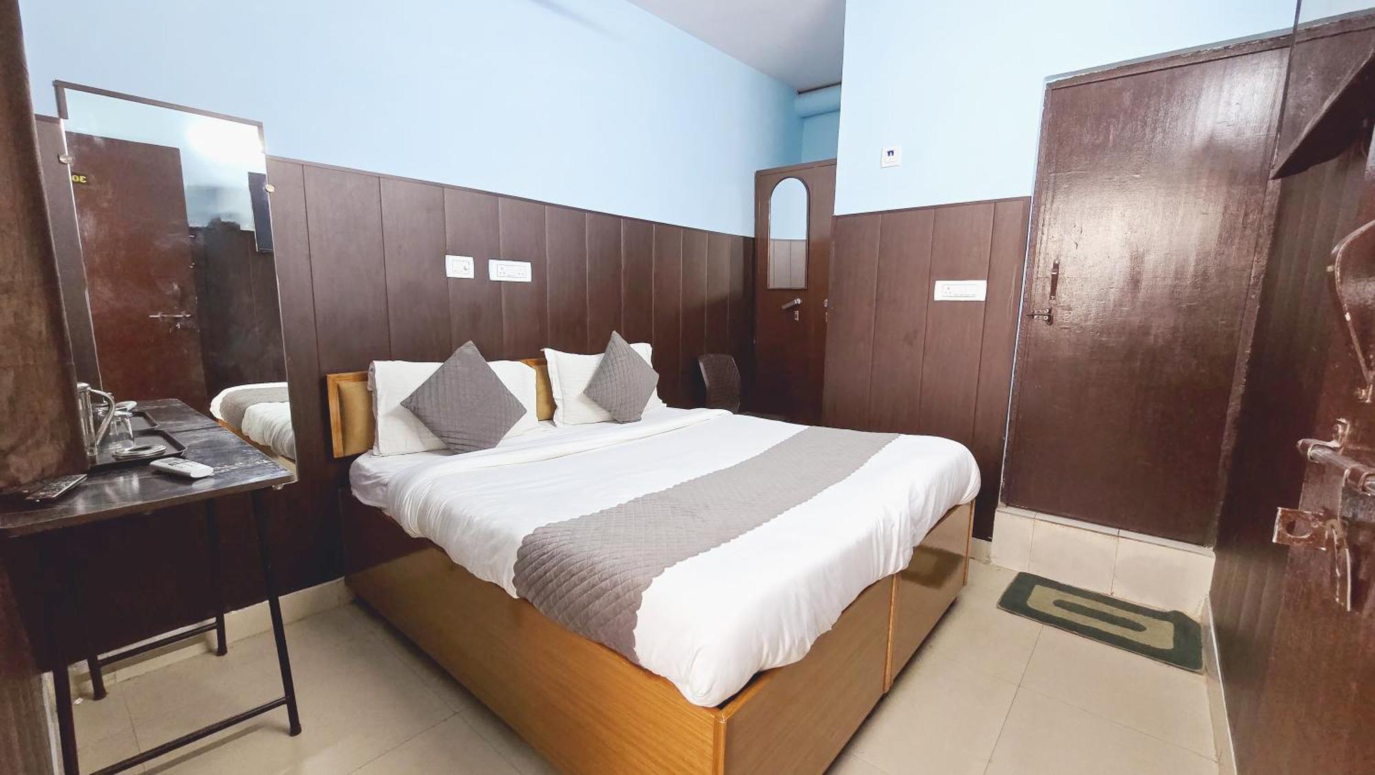 Hotel Satya Niketan D 4*