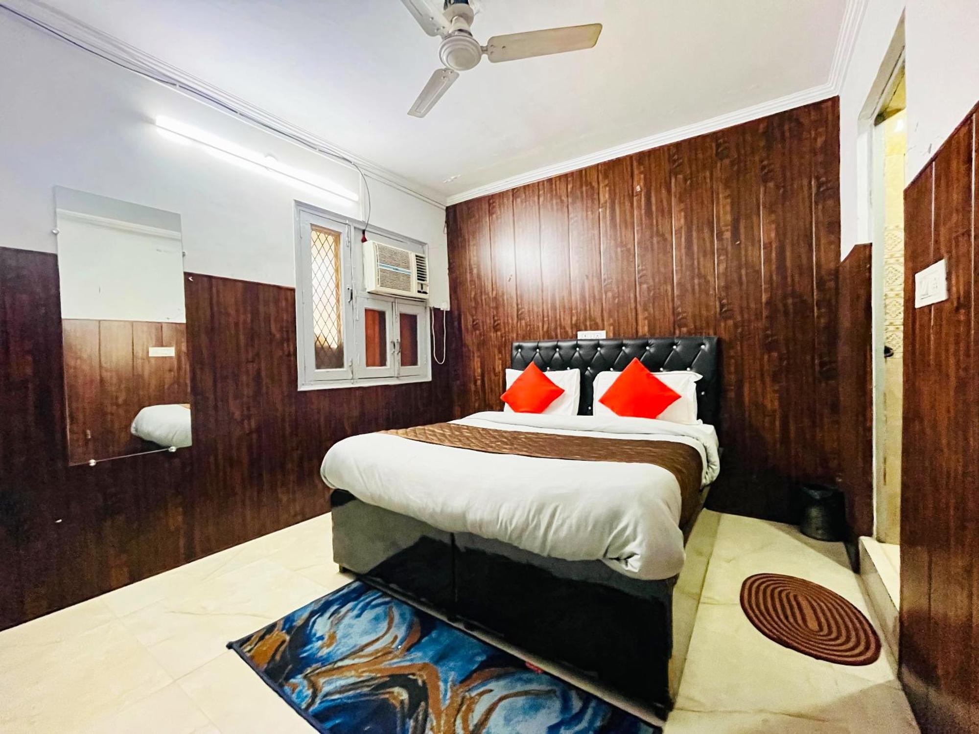 Hotel Satya Niketan D 4*