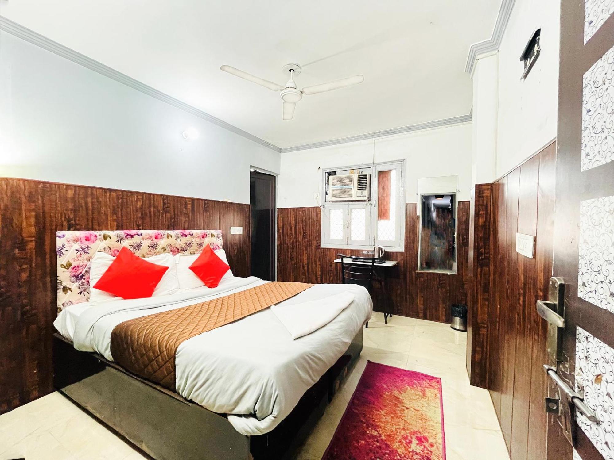 Satya Niketan D Hotel