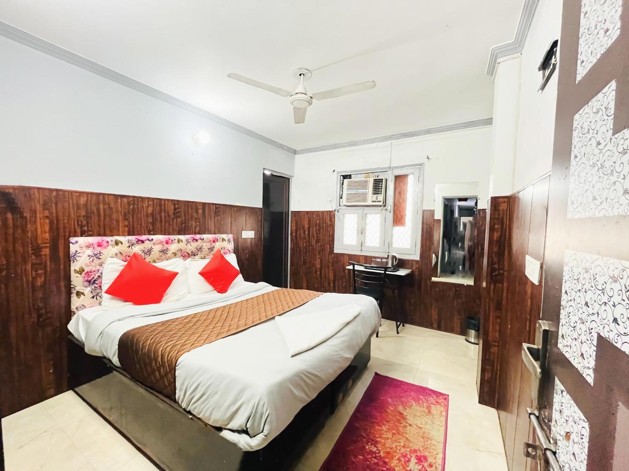 Satya Niketan D Hotel 4*