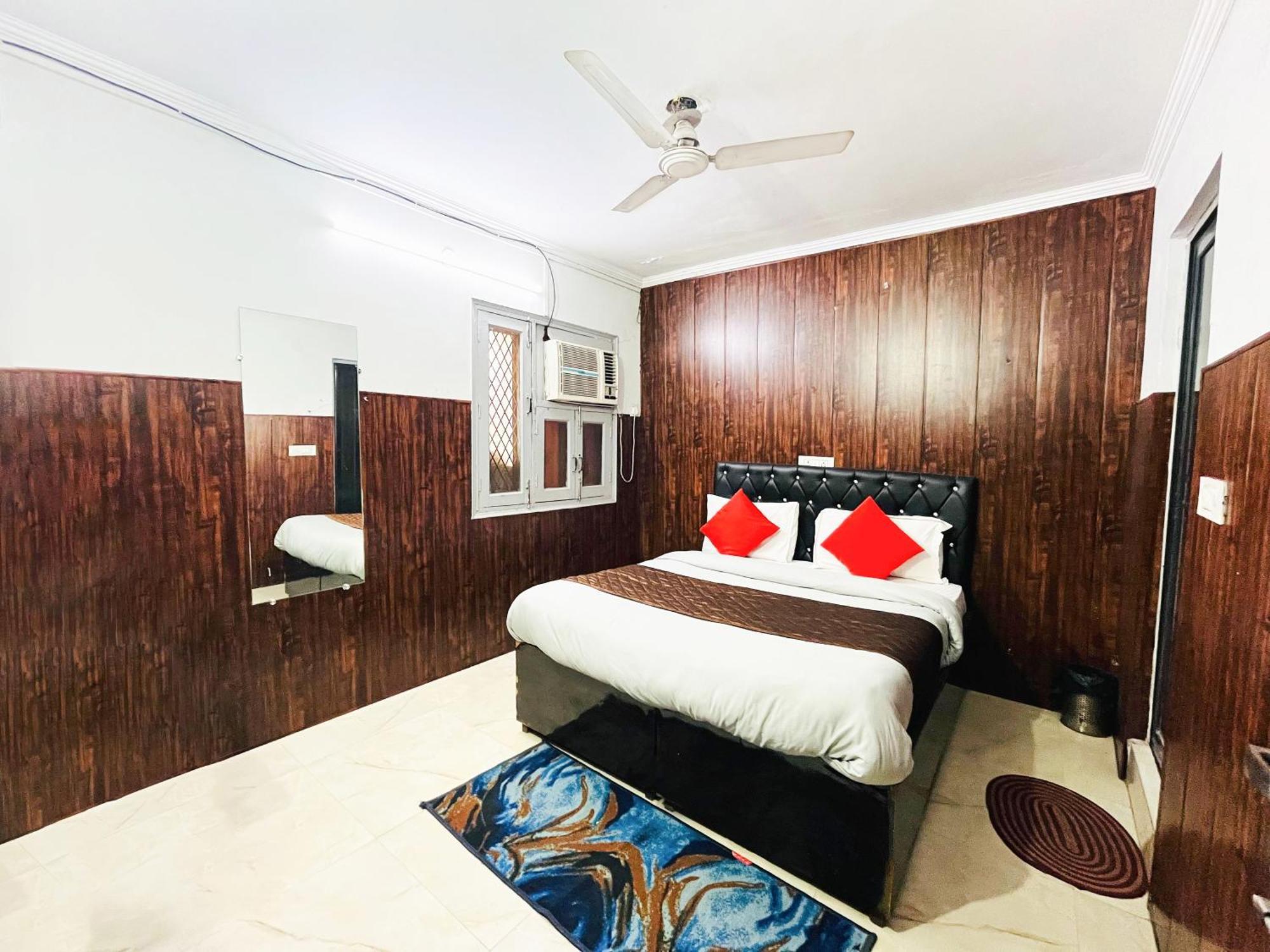 Satya Niketan D 4*