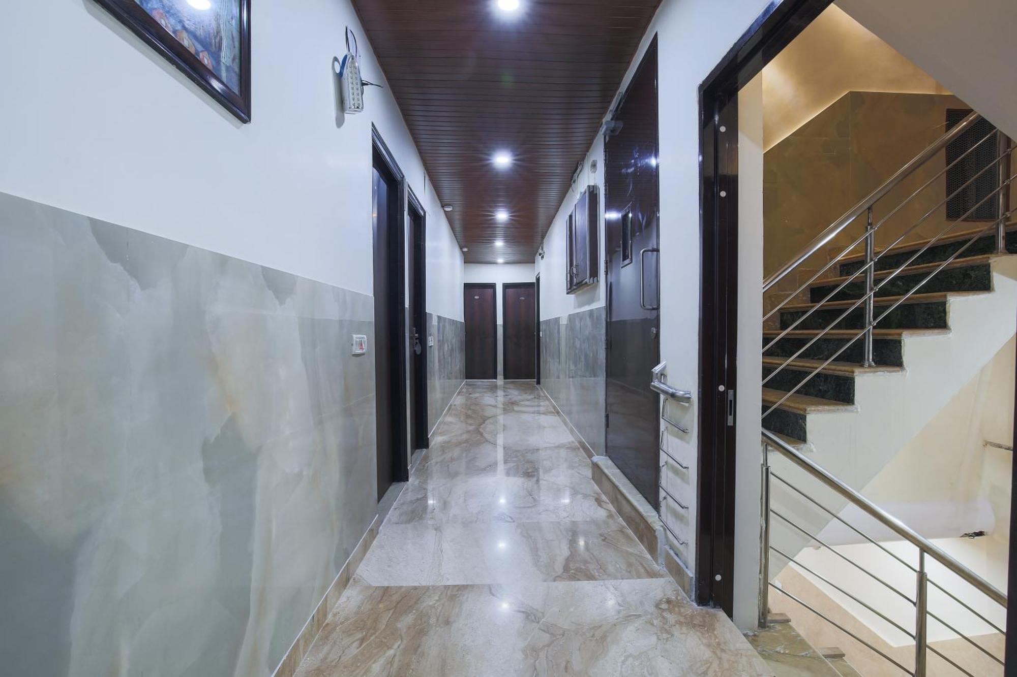 Sweet Dx I Nearby Railway Station Hotel 4*