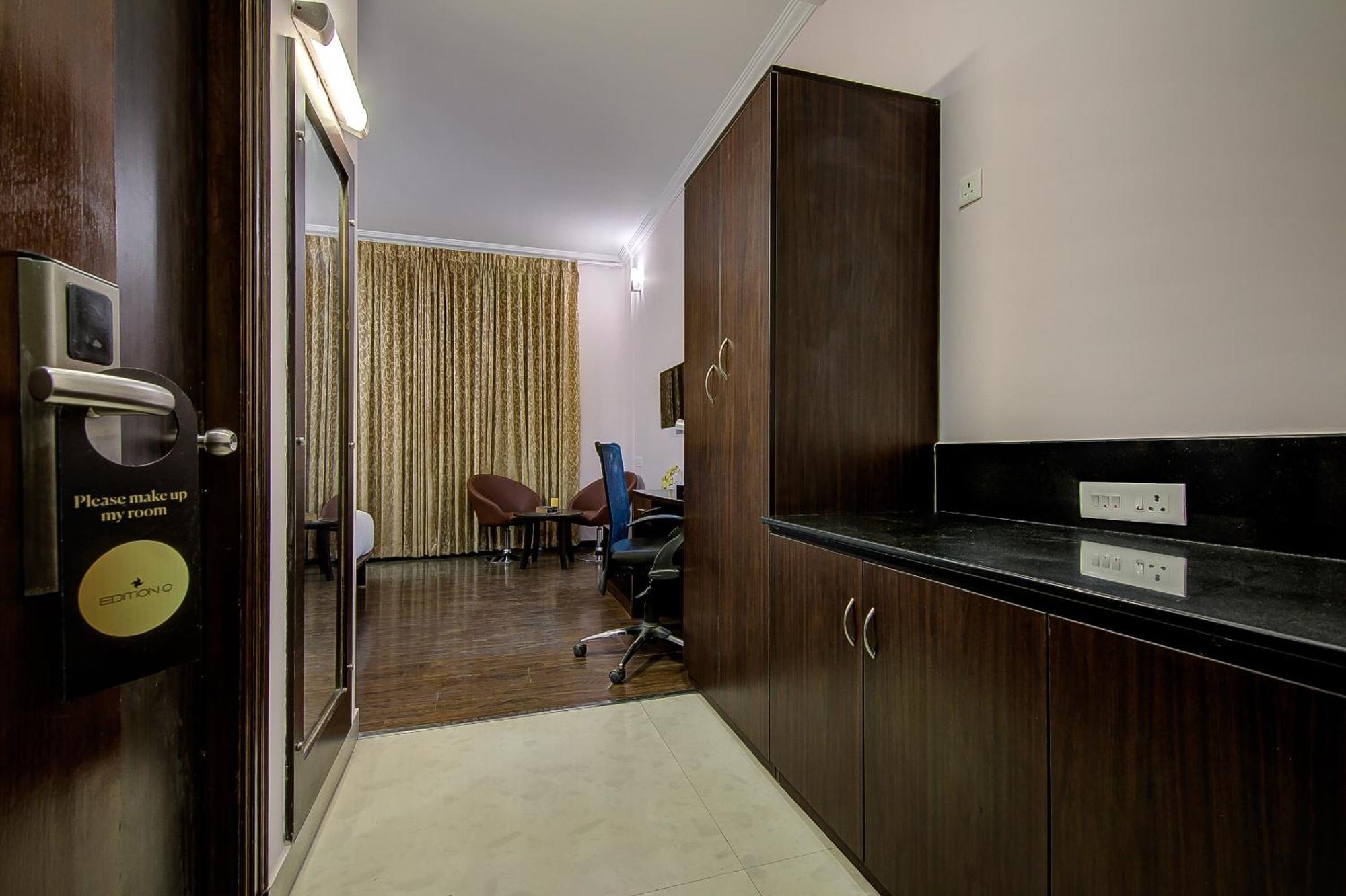 Rad Krone Delhi Near Igi Airport 4*