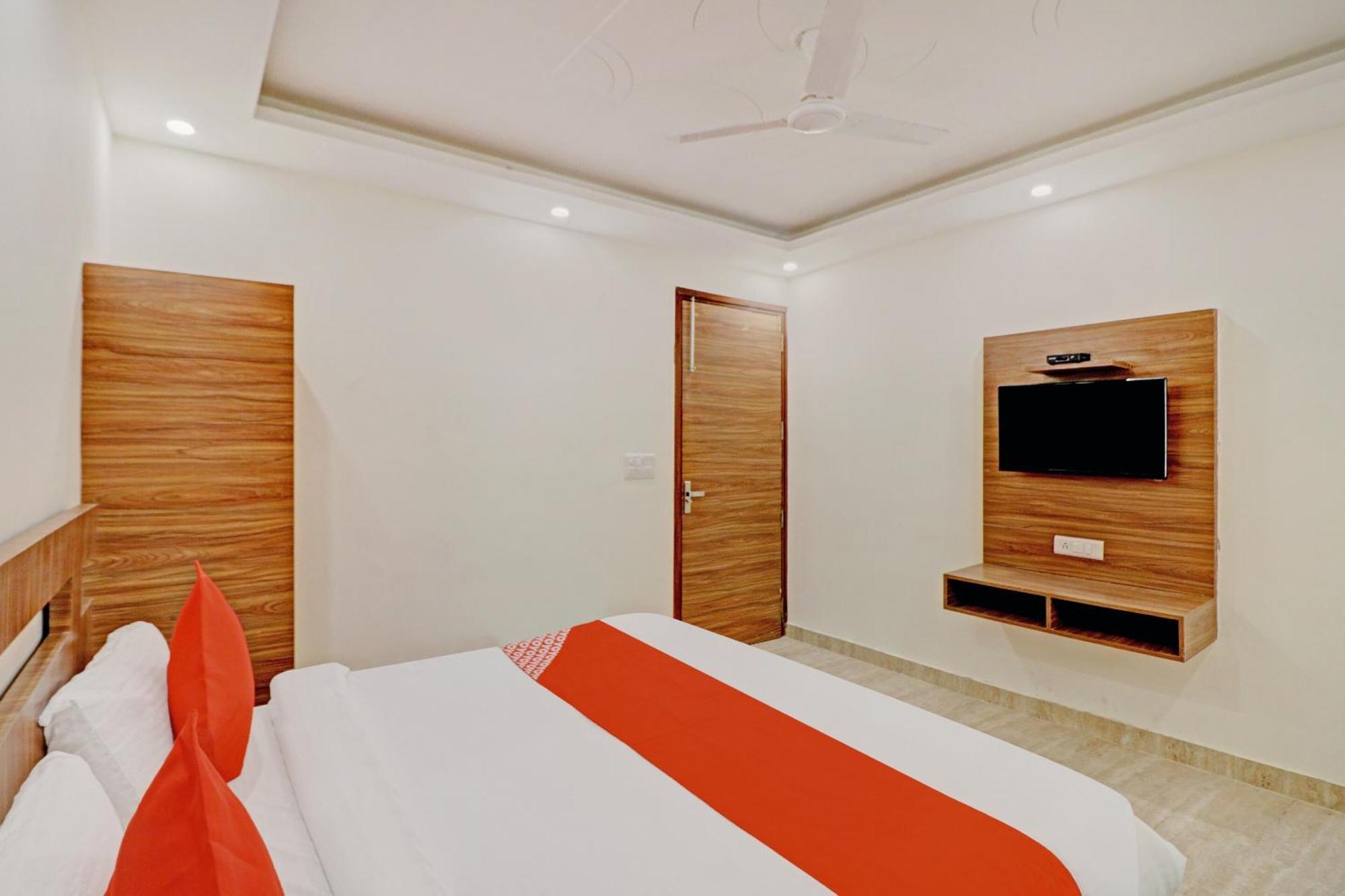 Hotel Oyo Flagship 80946 Galaxy Palace Delhi (National Capital Territory of India)