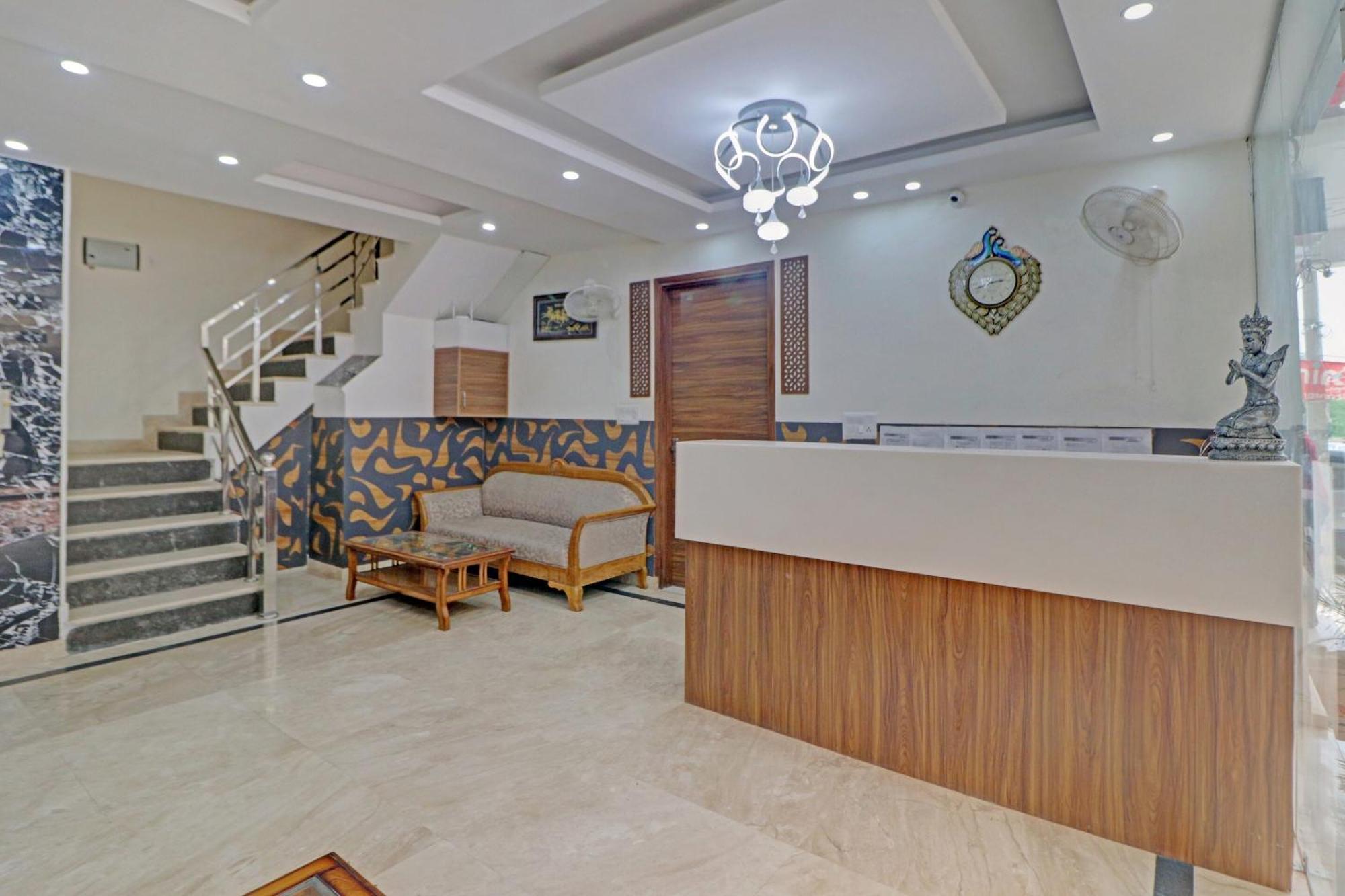 Oyo Flagship 80946 Galaxy Palace 3*