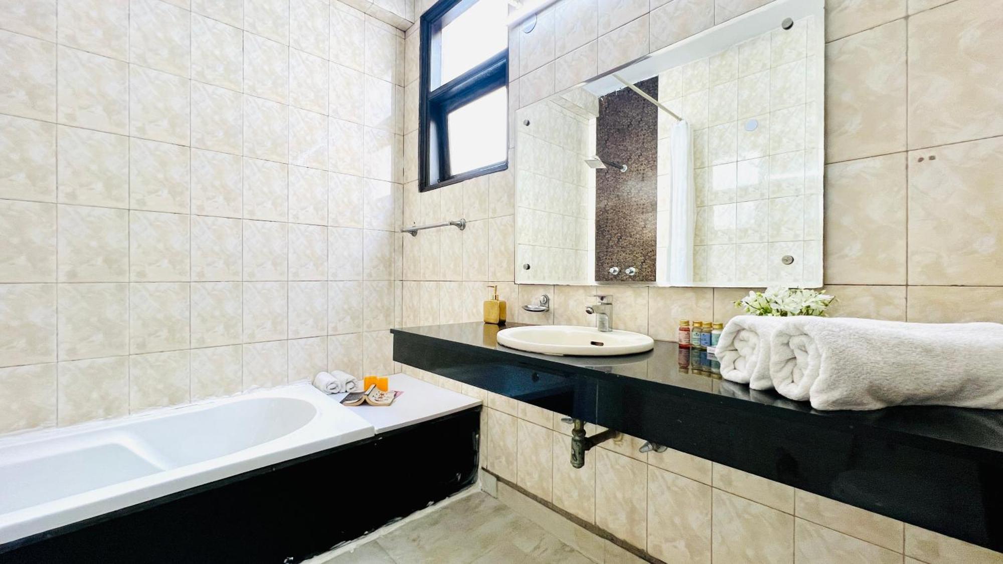 Bluo - Defence Colony - Bathtub, Kitchen *