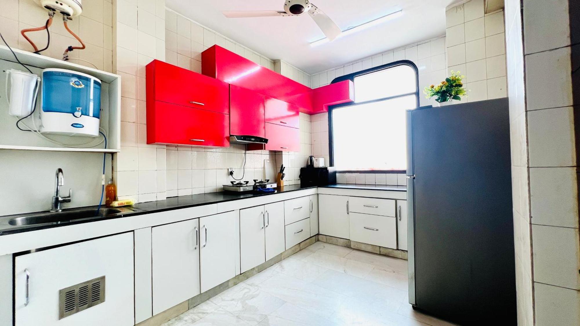 Bluo - Defence Colony - Bathtub, Kitchen New Delhi