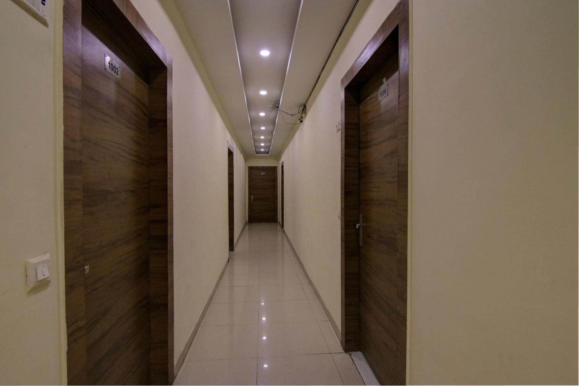 Yash House Hotel 3*