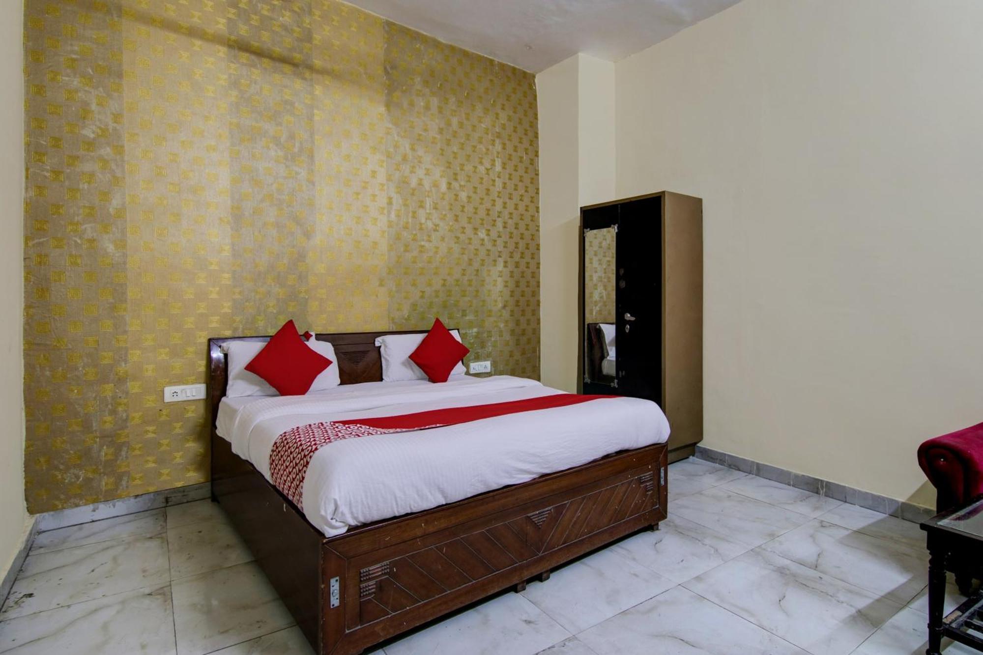 Hotel Yash House 3*