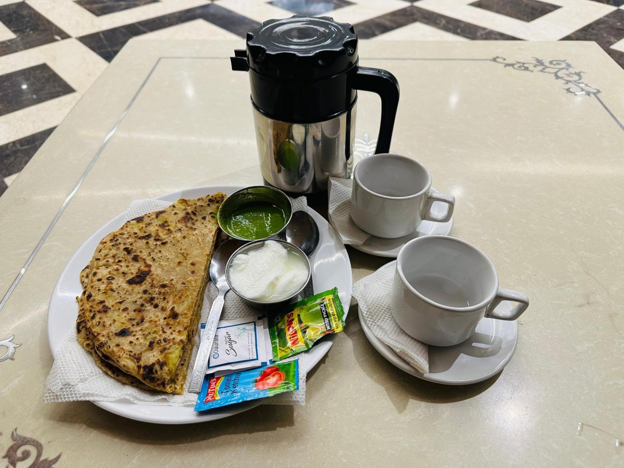 Hotel Chowdhry Tourist - Railway Station - 2 Minutes Walk