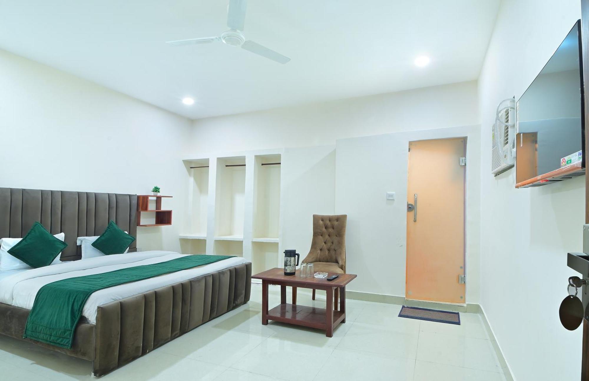 Hotel Chowdhry Tourist - Railway Station - 2 Minutes Walk