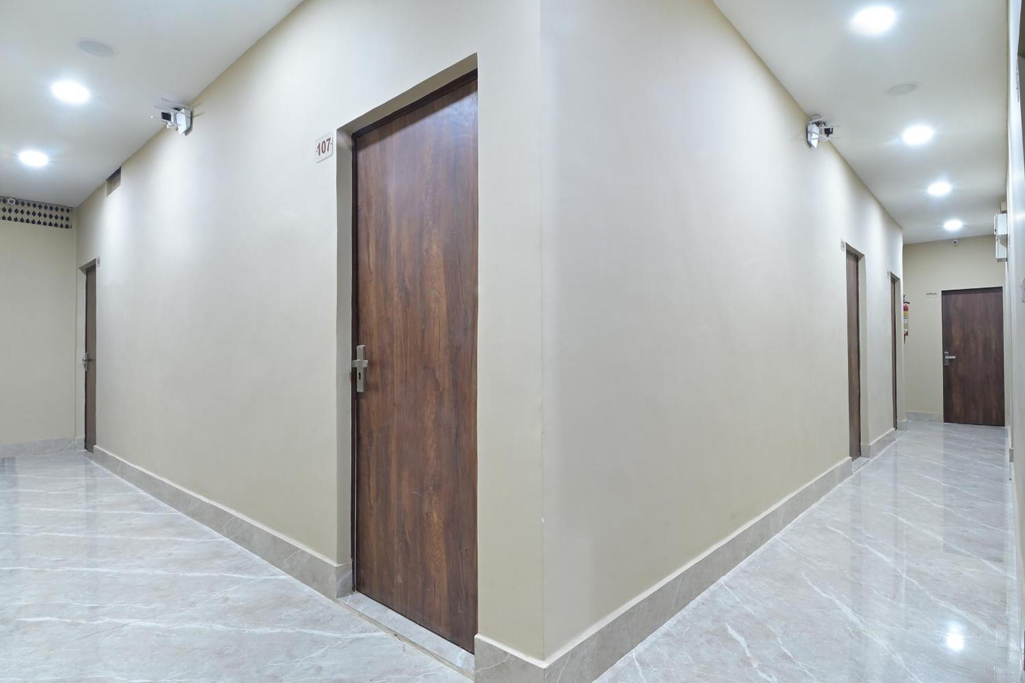 Chowdhry Tourist - Railway Station - 2 Minutes Walk New Delhi