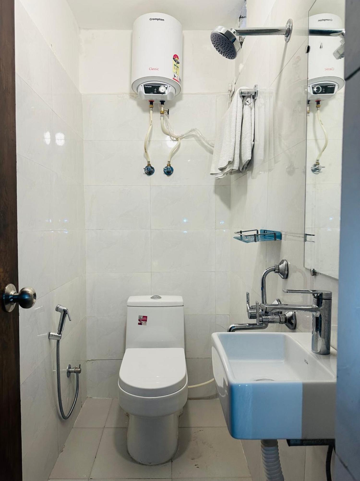 Hotel Chowdhry Tourist - Railway Station - 2 Minutes Walk