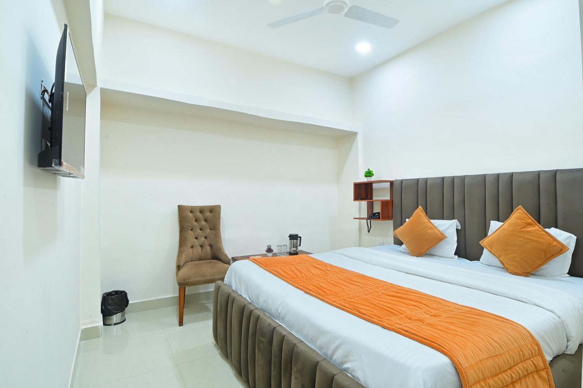 Chowdhry Tourist - Railway Station - 2 Minutes Walk Hotel