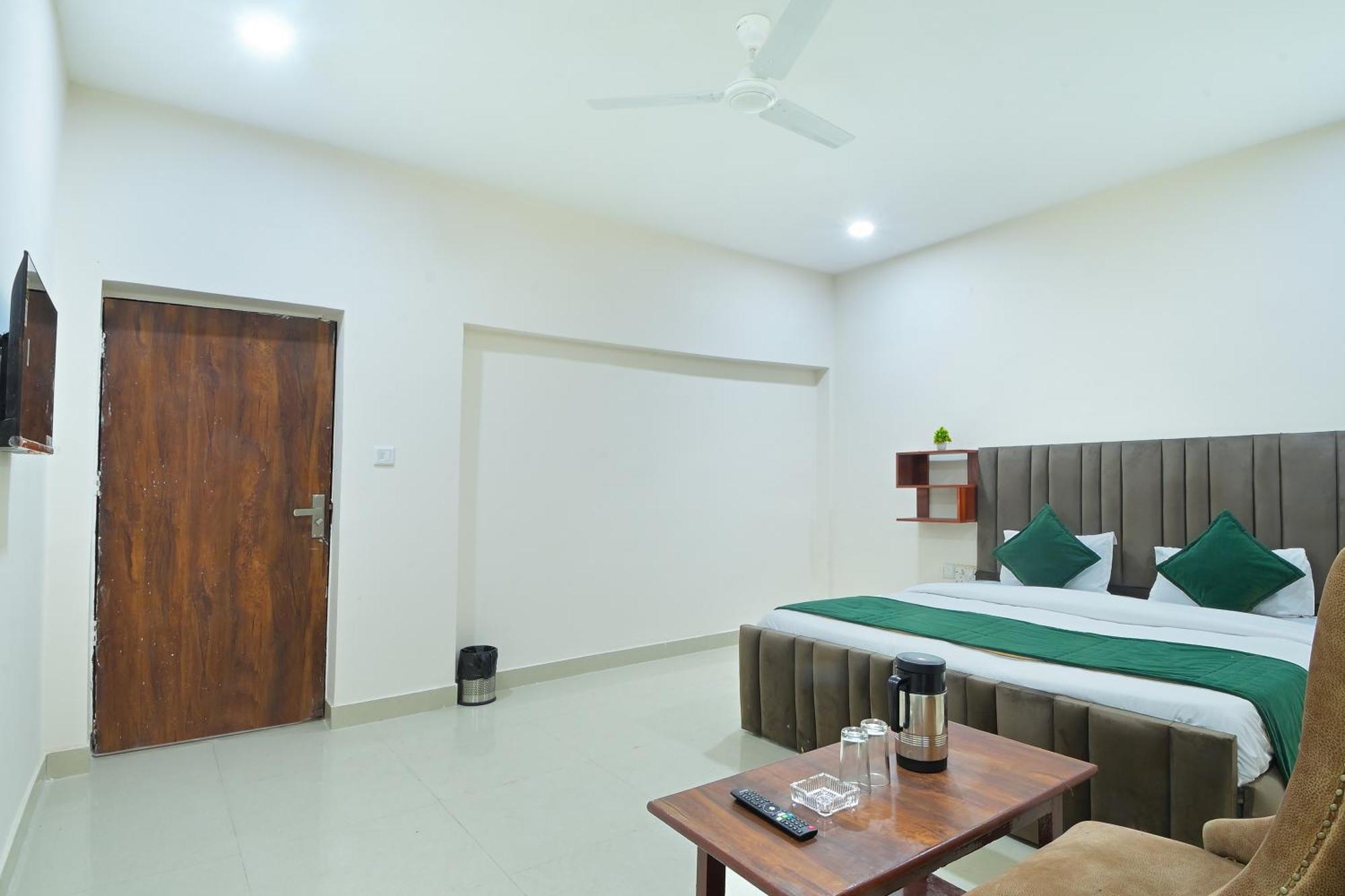 Hotel Chowdhry Tourist - Railway Station - 2 Minutes Walk