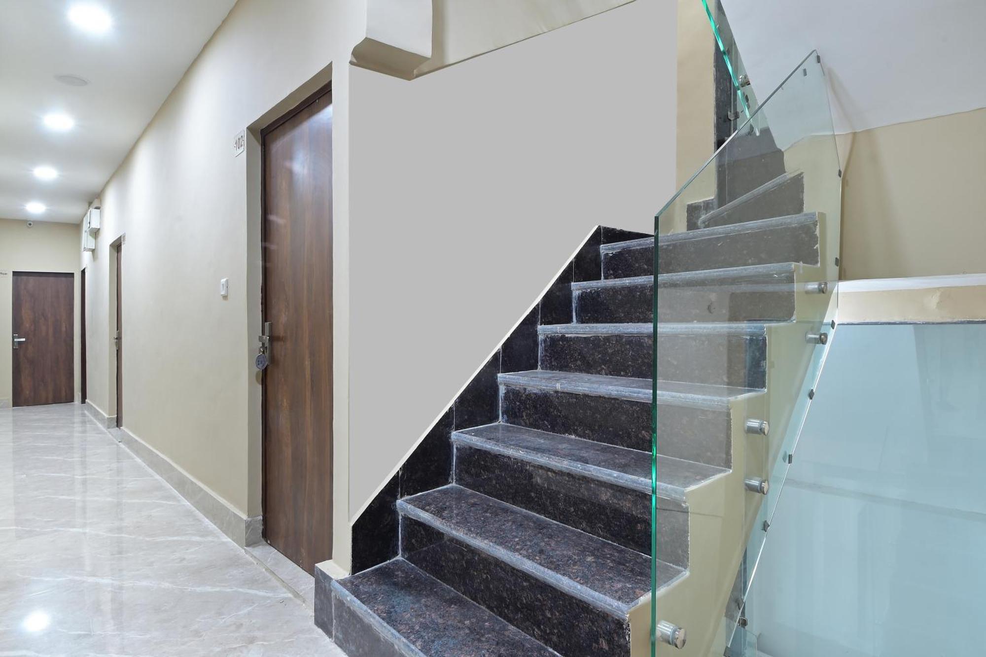 Hotel Chowdhry Tourist - Railway Station - 2 Minutes Walk