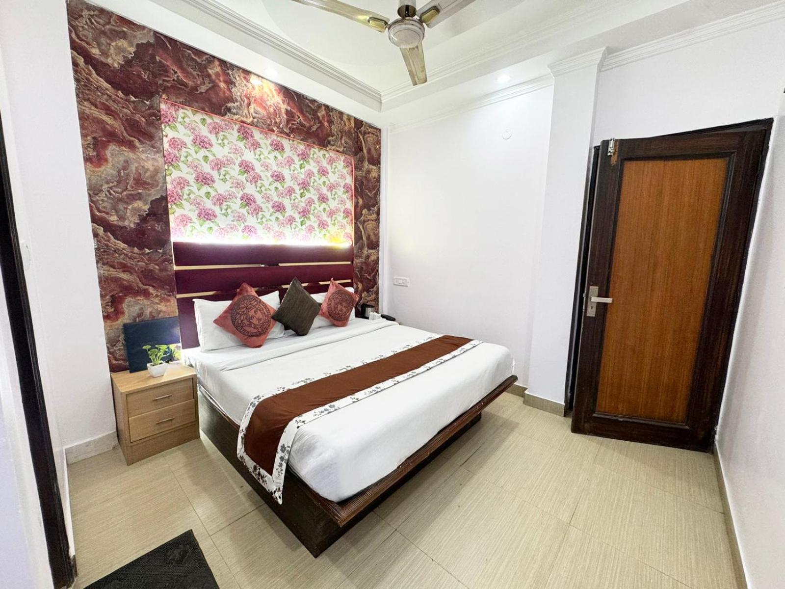 Jai Balaji, Paharganj, Railway Station Hotel