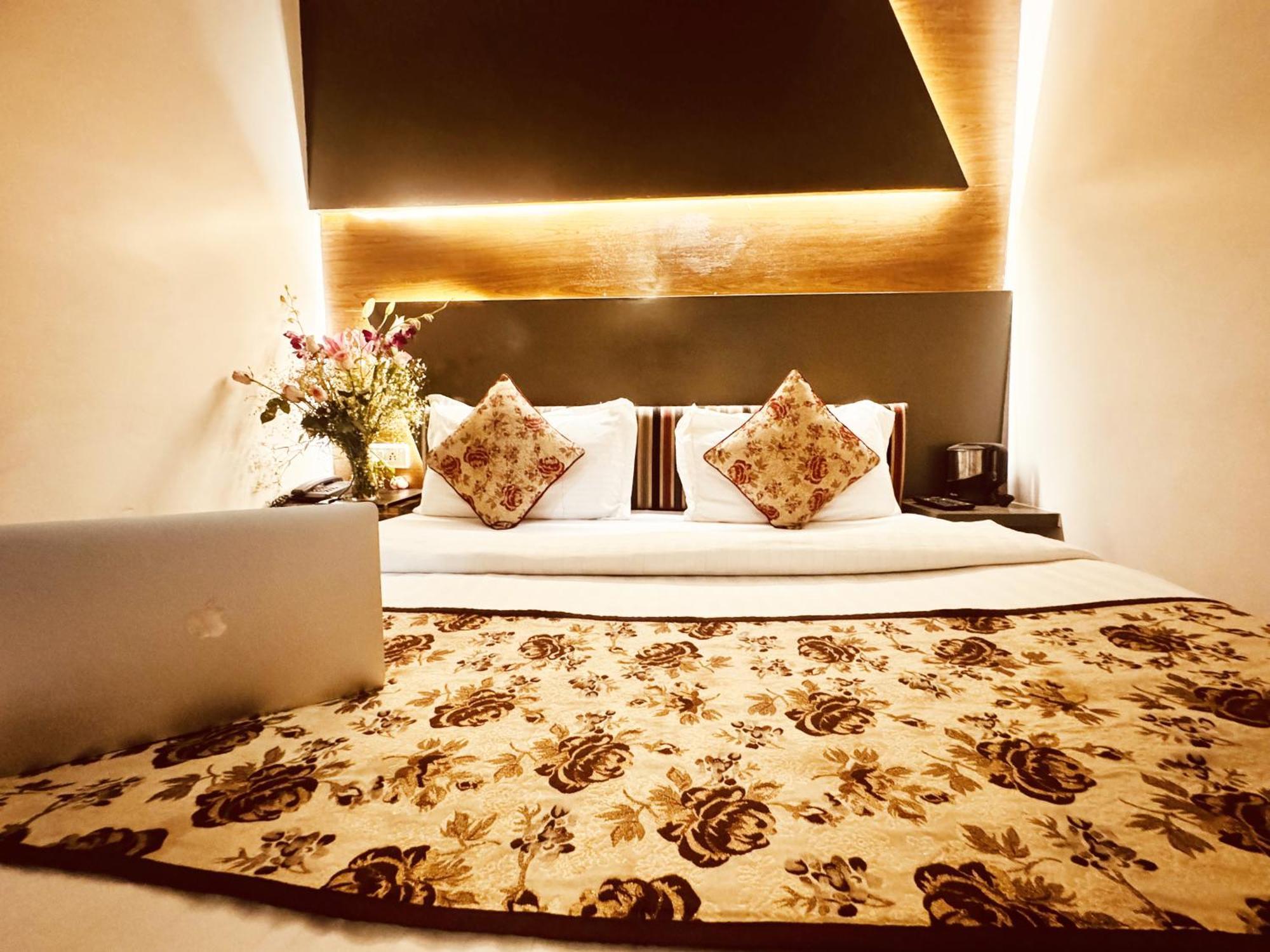Jai Balaji, Paharganj, Railway Station Hotel
