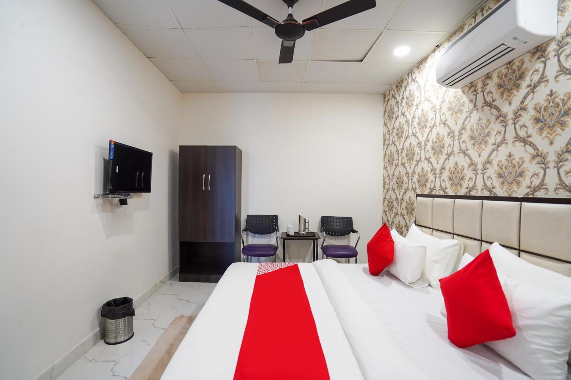 O Mannat Near Pacific Mall Tagore Garden Hotel 3*
