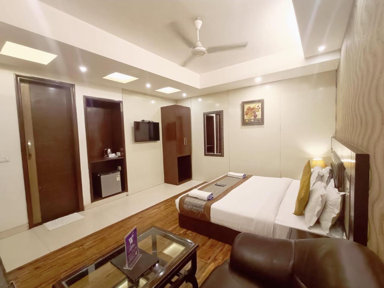 Hotel Waterfall Paschim Vihar