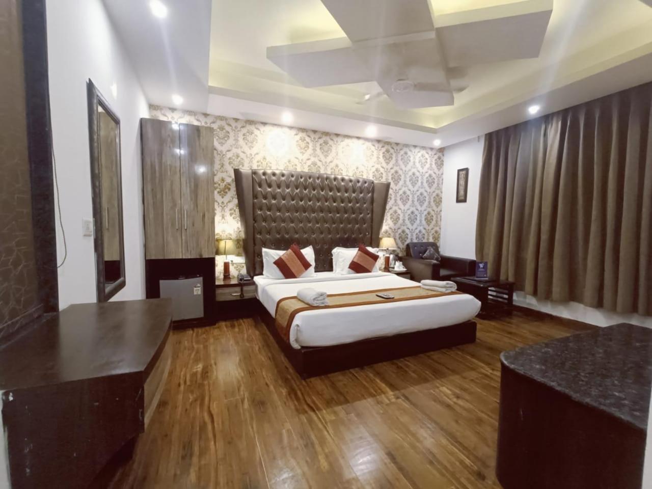 Waterfall Paschim Vihar Hotel