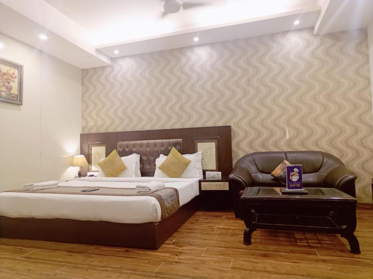 Waterfall Paschim Vihar Hotel 3*