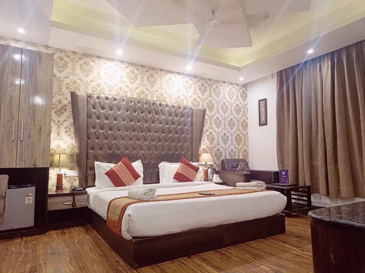 Hotel Waterfall Paschim Vihar